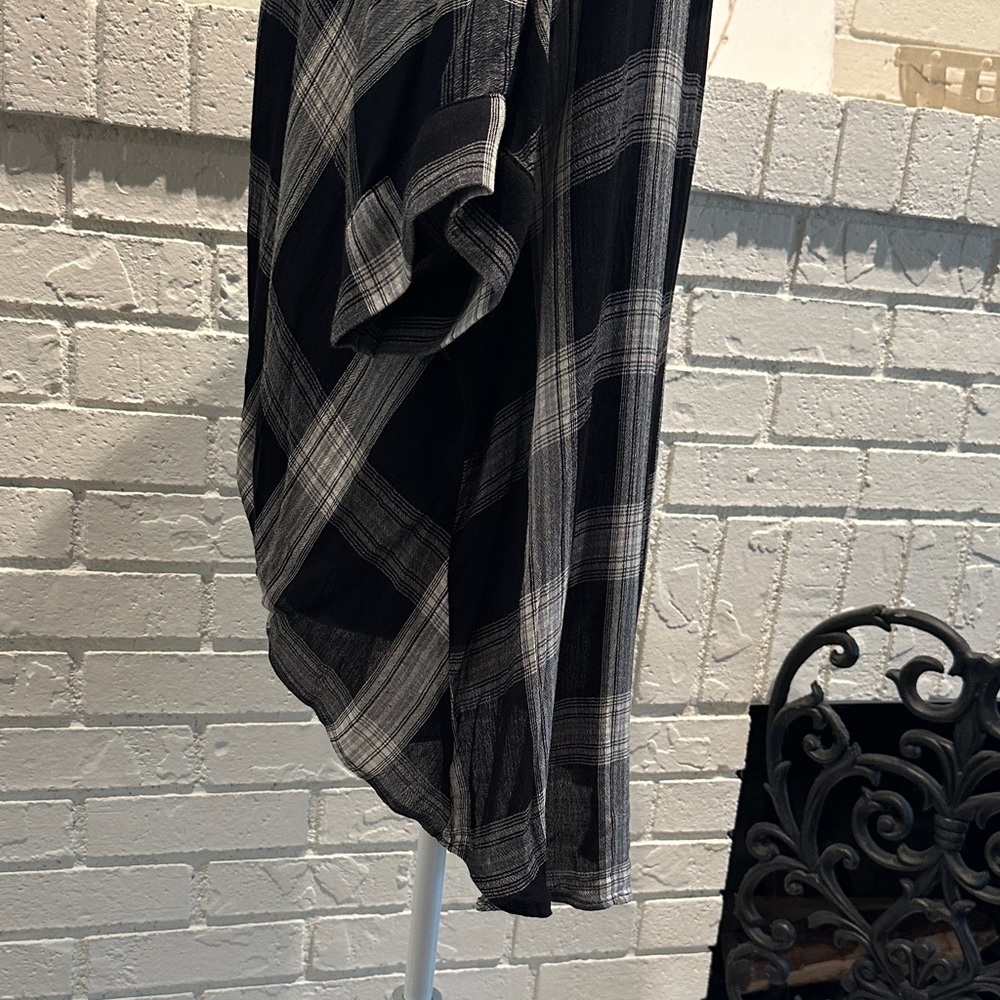 Universal Thread Black & White Plaid V-Neck Dolman Top - Picture 10 of 13